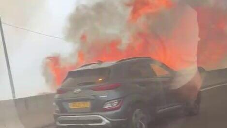 האש מתקרבת לרכבים בכביש 1