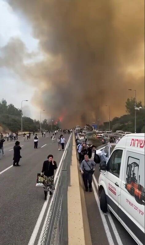 האש מתקרבת לרכבים שננטשו בכביש 1