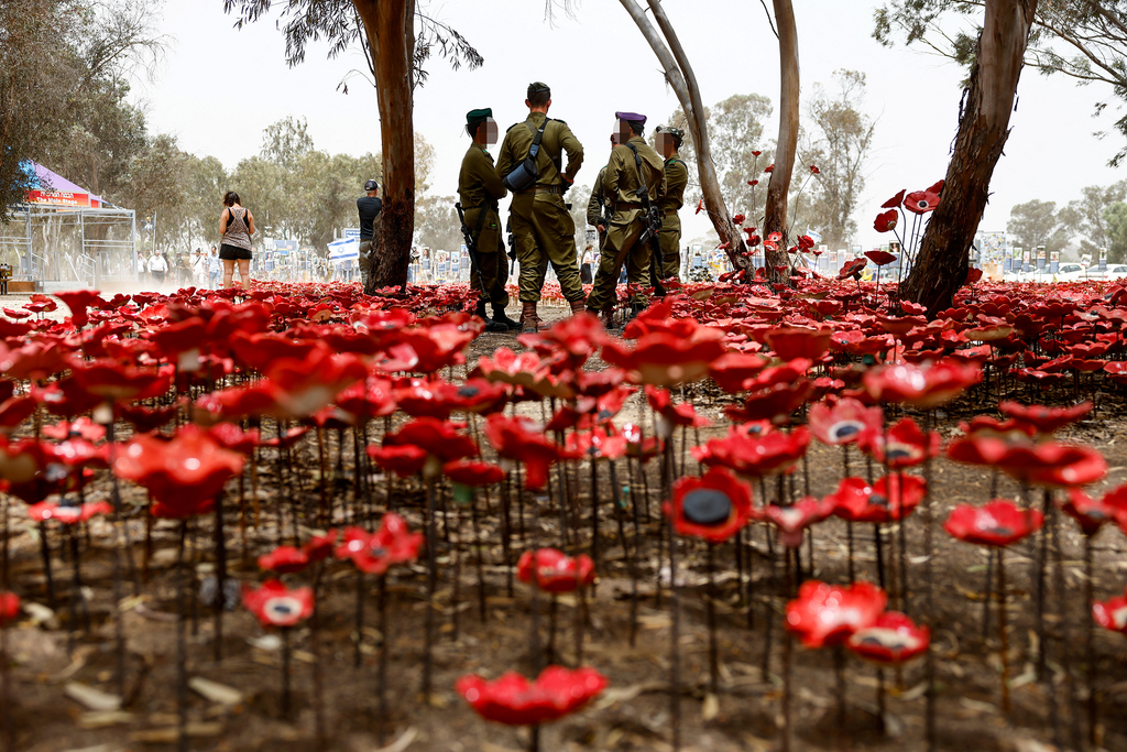 אזרחים עומדים במהלך צפירת יום הזיכרון לחללי מערכות ישראל ונפגעי פעולות איבה