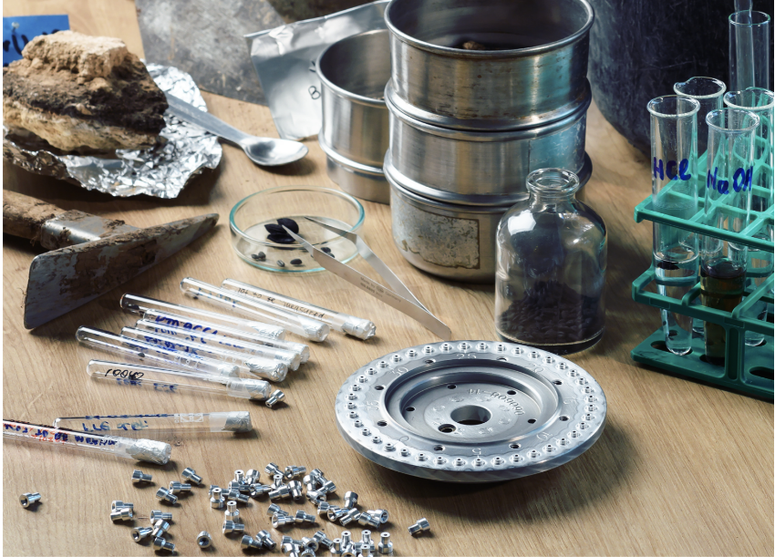 Able to detect carbon-14 atoms even in tiny samples. Charred grain seeds and olive pits, alongside some of the equipment used for the initial processing of samples before they are introduced into the accelerator (Photo: Ohad Herches, Weizmann Institute of Science) יכולים לזהות אטומי פחמן 14 גם בדגימות זעירות. גרעיני דגנים וגלעיני זיתים מפוחמים, לצד חלק קטן מהציוד שמשמש לעיבוד ראשוני של הדגימות והכנסתן למאיץ
