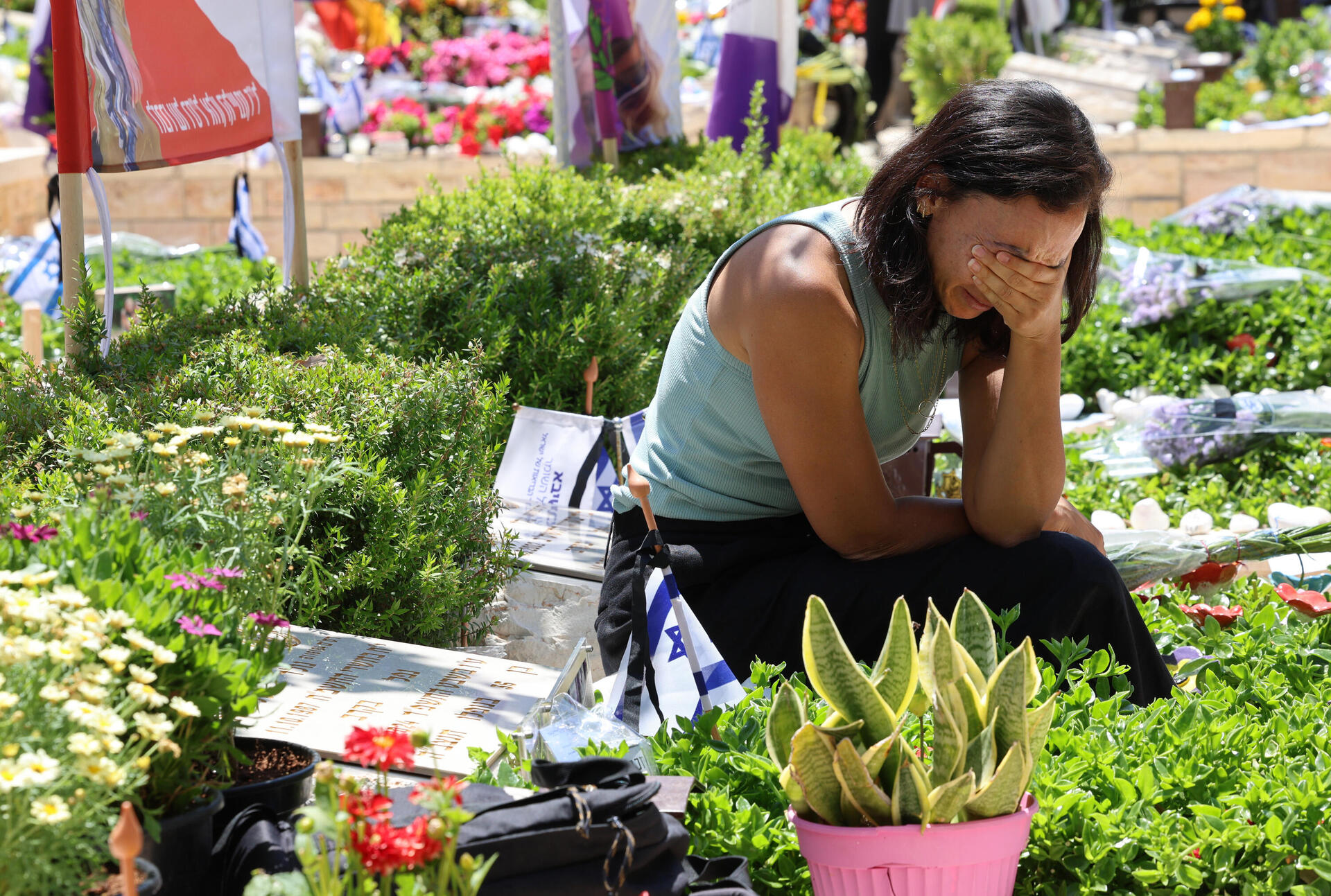 רגע של התייחדות לפני טקס יום הזיכרון, בבית העלמין בקריית שאול 