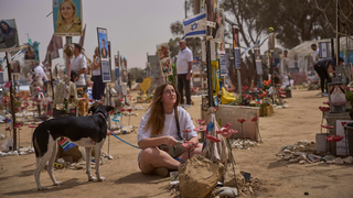 אזרחים עומדים במהלך צפירת יום הזיכרון לחללי מערכות ישראל ונפגעי פעולות איבה