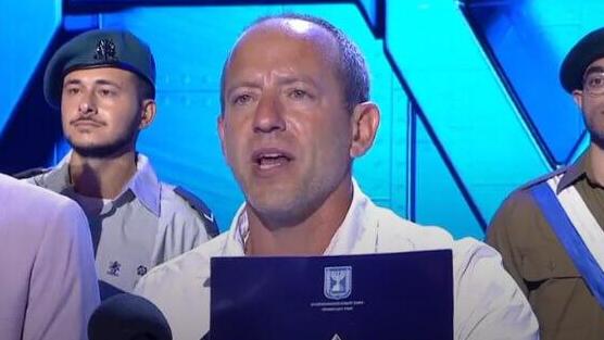 Elisha Medan speaks at the 2025 Independence Day ceremony (Photo: GPO) טקס הדלקת המשואות בהר הרצל