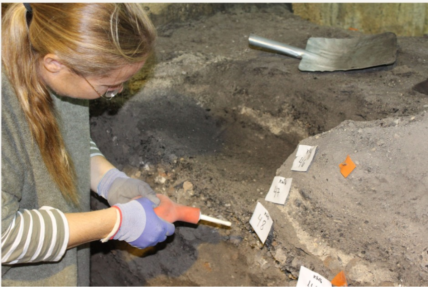 Attention to context, sampling method, and multiple samples enables revolutionary precision in dating. Johanna Regev taking samples during an excavation in Jerusalem (Photo: Yael Erlich) ההקפדה על ההקשר, על שיטת הדגימה ועל ריבוי דגימות מאפשרת לנו דיוק מהפכני בתיארוך. יוהנה רגב נוטלת דגימות בחפירה בירושלים