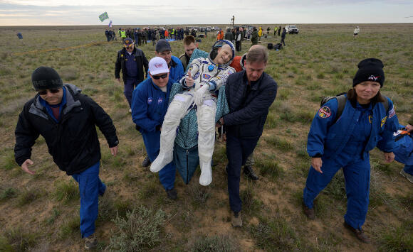 Don Pettit being carried from the Soyuz capsule to the recovery helicopter (Photo: Bill Ingalls / NASA) Don Pettit being carried from the Soyuz capsule to the recovery helicopter