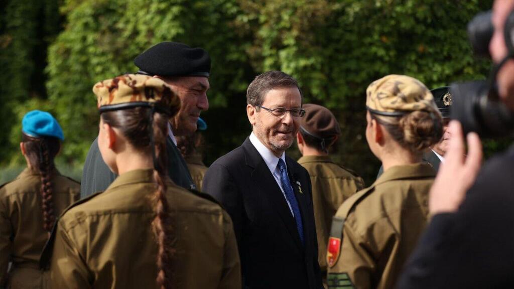President Issac Herzog with soldiers honored for outstanding service in the IDF (Photo: Zipora Bibi) טקס מצטייני הנשיא לשנת 2025