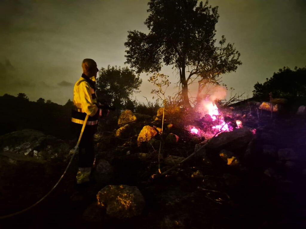 צוותי כיבוי בהרי ירושלים במהלך הלילה