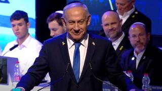 מתמודדי הגמר בחינוך התנ"ך העולמי - אילן רם מצד ימין, אלעד יניר משמאל