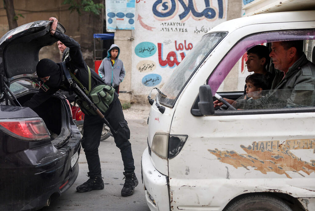 Deployment of Syrian forces securing an area in a suburb of Damascus (Photo: Omar Haj Kadour / AFP) פריסה של כוחות סוריים שמאבטחים אזור בפרבר בדמשק