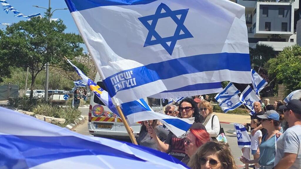 תושבים משכונת נווה גן ברמת השרון מלווים את משפחתו של החייל ניב דייג ז"ל מהשכונה בדרכו האחרונה