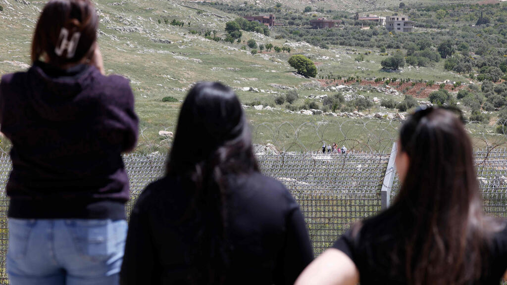 Druze on the Israeli side of the border meet their relatives on the Syria side (Photo: Jalaa Marey / AFP) דרוזים ישראלים מוחים בגבול ישראל עם סוריה