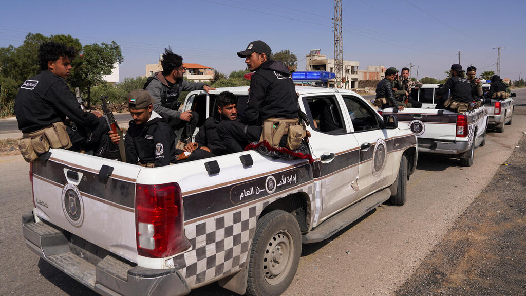 Syrian security forces patrol in the village of Al-Soura al-Kubra due to clashes between Sunni Muslims and Druze (Photo: Karam al-Masri/Reuters ) כוחות הביטחון הסורים