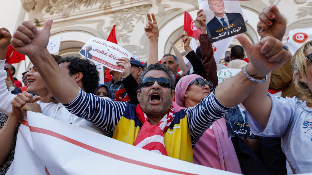 Tunisians lift placards during a rally supporting President Kais Saied in Tunis (Photo: Mohamed KHALIL / AFP) Tunisians lift placards during a rally supporting President Kais Saied in Tunis