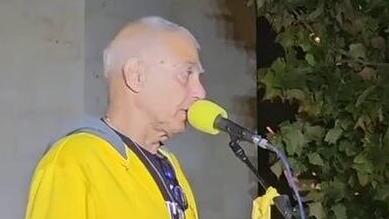 גדי מוזס נואם בעצרת קהילת ניר עוז בכרמי גת