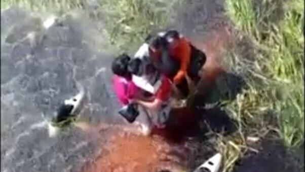 תיעוד מרגעי החילוץ של חמישה אנשים ששרדו כ 36 שעות בביצה מלאת תנינים באמזונס בבוליביה לאחר שנתקעו שם כשהמטוס שלהם ביצע נחיתת אונס