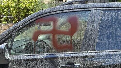 אלמונים ריססו צלבי קרס על רכב בראשון לציון