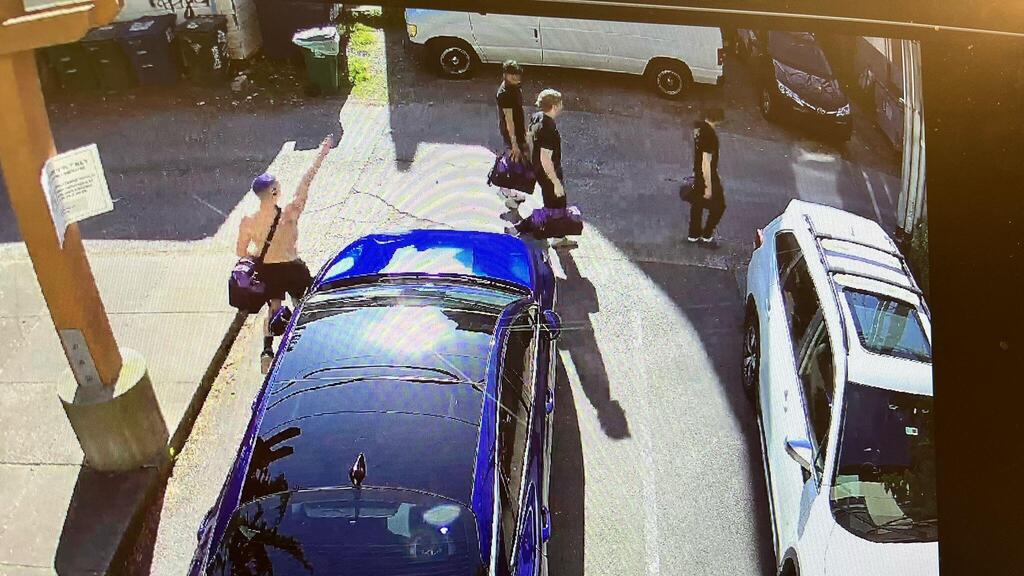 A student on the University of Washington's gymnastics team salutes Jewish students with a raised hand (Photo: Sigal Buchman) סטודנט מנבחרת ההתעמלות של אוניברסיטת וושינגטון מצדיע במועל יד ליד סטודנטים יהודים