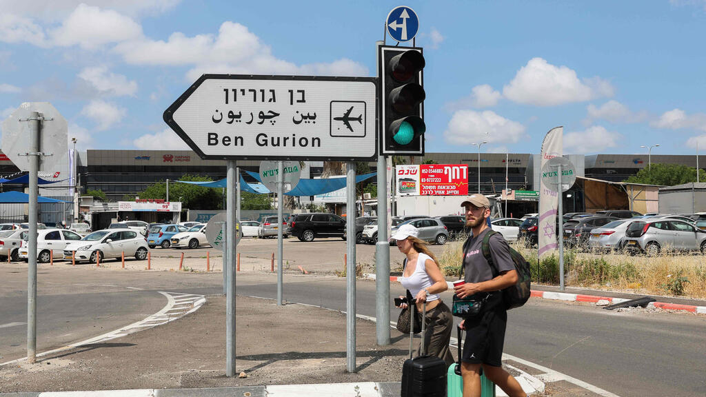 נוסעים בנתב"ג לאחר נפילת הטיל