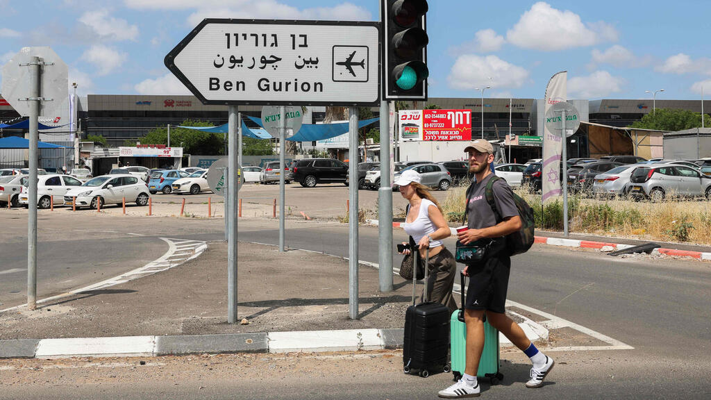 Israeli travelers heading to Ben Gurion Airport after Houthi missile hit (Photo: Jack GUEZ / AFP) נוסעים בנתב"ג לאחר נפילת הטיל