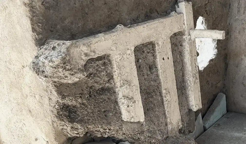 The bed the family used to protect themselves (Photo: Courtesy of the Archaeological Park of Pompeii) שרידי המיטה שבאמצעותה ניסו בני הבית לחסום את החדר