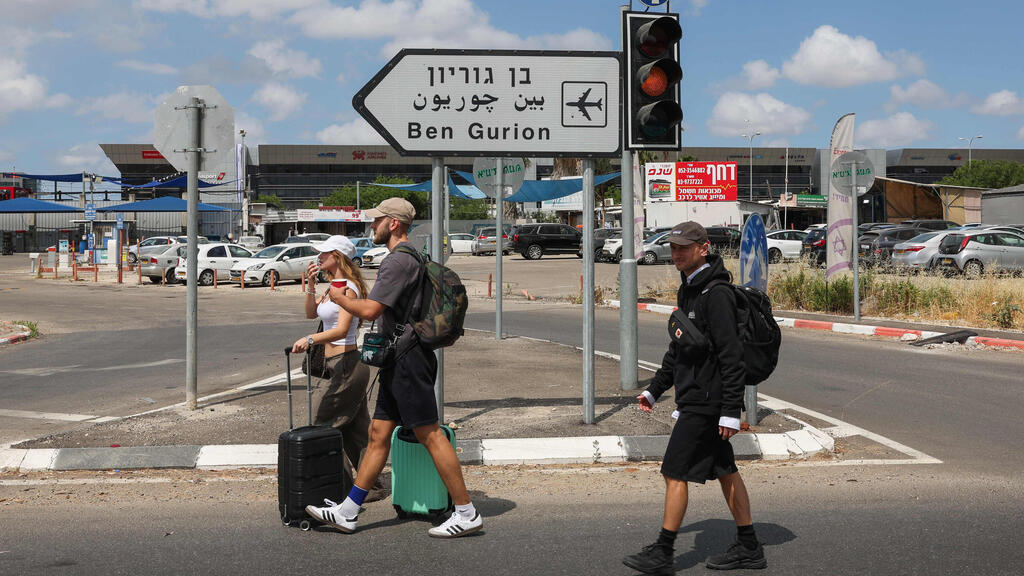נוסעים בנתב"ג לאחר נפילת הטיל