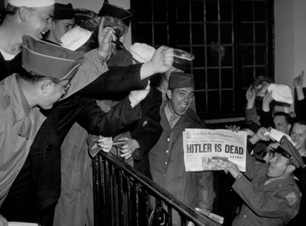Soldiers in New York celebrate news of Hitler’s death (Photo: Keystone / Getty Images) חיילים בניו יורק חוגגים בעקבות הידיעה על מותו של היטלר