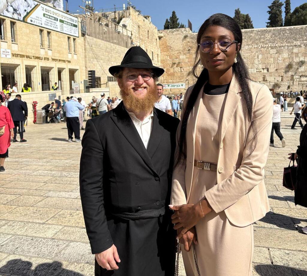 Through an online connection, he met a French-Jewish woman of African descent and the two married. (Photo: Israel Teitelbaum) הרב דוד ברסלבסקי עם רעייתו