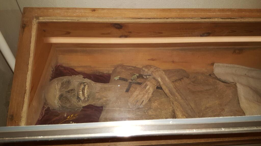 The body of the Austrian priest discovered in the crypt of St. Thomas am Blaschenstein Church in Austria (Photo: Andreas Nerlich) גופת הכומר האוסטרי, שהתגלה בקריפטה של כנסיית סנט תומאס אם בלאשנשטיין באוסטריה