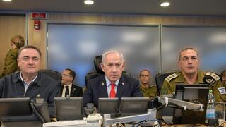 ראש הממשלה בנימין נתניהו בבור חיל-האוויר בקריה בזמן התקיפה בתימן