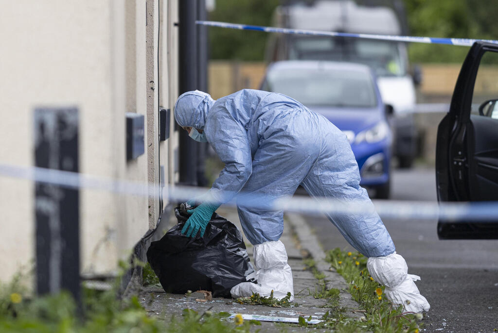 Outside the home of a terror suspect arrested in Rochdale, UK, May 4 (Photo: Ryan Jenkinson/Getty Images) מחוץ לבית חשוד ב טרור שנעצר ב רוצ'דייל בריטניה 4 במאי תא טרור איראני