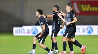 עמית למקין חוגג את השער השני עם שחקני הפועל תל אביב