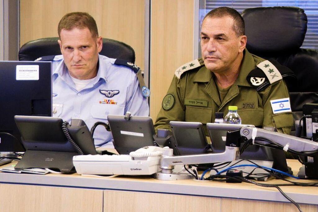Israeli Air Force commander Maj. Gen. Tomer Bar and IDF Chief of Staff Lt. Gen. Eyal Zamir (Photo: IDF Spokesperson's Unit) הרמטכ"ל אייל זמיר מבור חייל האוויר במהלך תקיפת צה"ל בתימן
