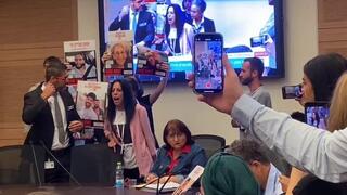 עינב צנגאוקר ובני משפחות החטופים במשכן הכנסת עם פתיחת כנס הקיץ בקריאה לשחרור החטופים