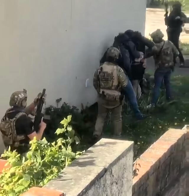 מחוץ לבית חשוד ב טרור שנעצר ב רוצ'דייל בריטניה 4 במאי תא טרור איראני