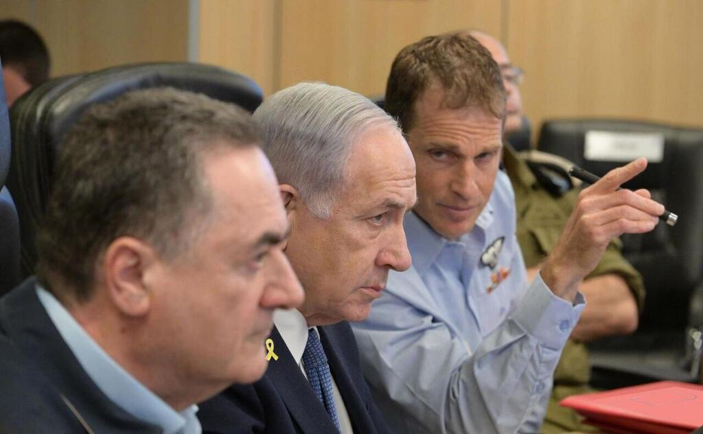 ראש הממשלה נתניהו ושר הביטחון כ״ץ בבור חיל-האוויר בקריה במהלך התקיפה בתימןב