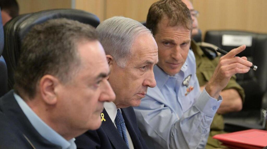 Prime Minister Benjamin Netanyahu during Israel's strike on the Houthi rebels in Yemen (Photo: GPO) ראש הממשלה נתניהו ושר הביטחון כ״ץ בבור חיל-האוויר בקריה במהלך התקיפה בתימןב