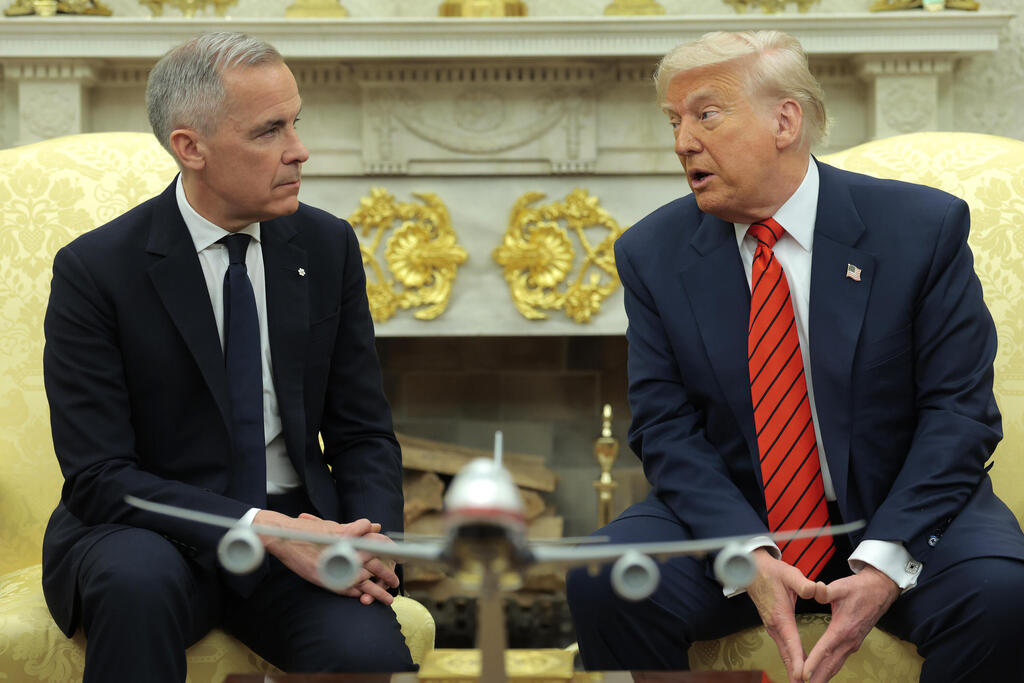 Canadian Prime Minister Mark Carney with US President Donald Trump in the Oval Office (Photo: Anna Moneymaker/Getty Images) ראש ממשלת קנדה מארק קרני עם נשיא ארה"ב טראמפ בחדר הסגלגל