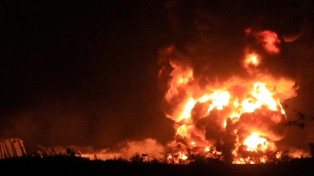 Israeli fighter jets strike Yemen's port of Hodeidah (Photo: AL-MASIRAH TV/Handout via REUTERS) נמל חודיידה