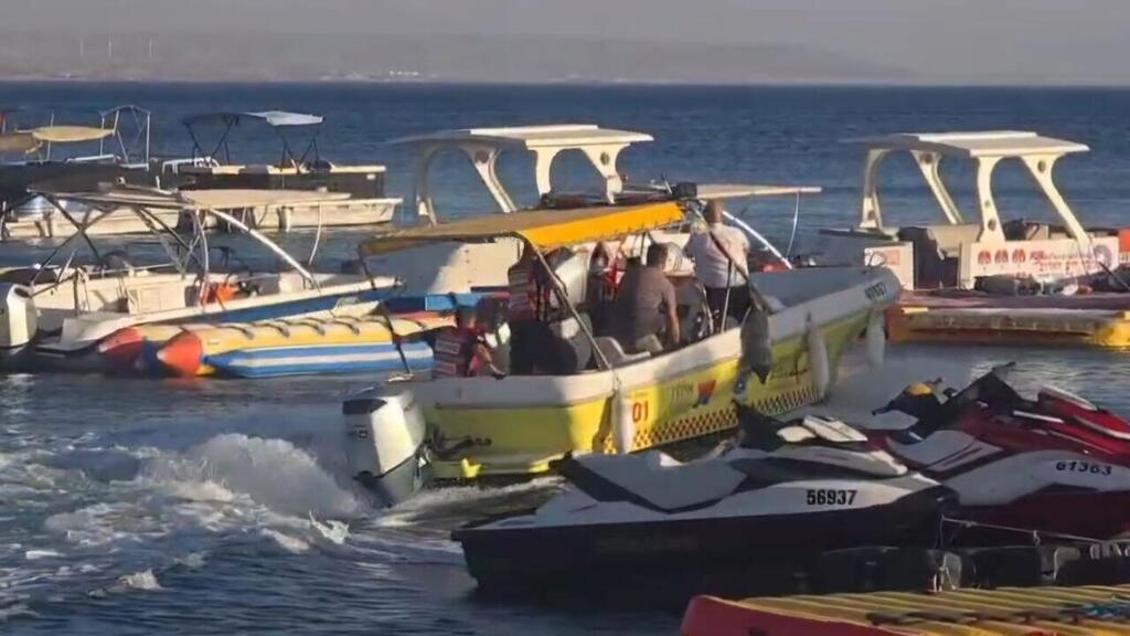 פינוי פצועים מזירת התהפכות הסירה באילת
