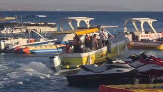 פינוי פצועים מזירת התהפכות הסירה באילת