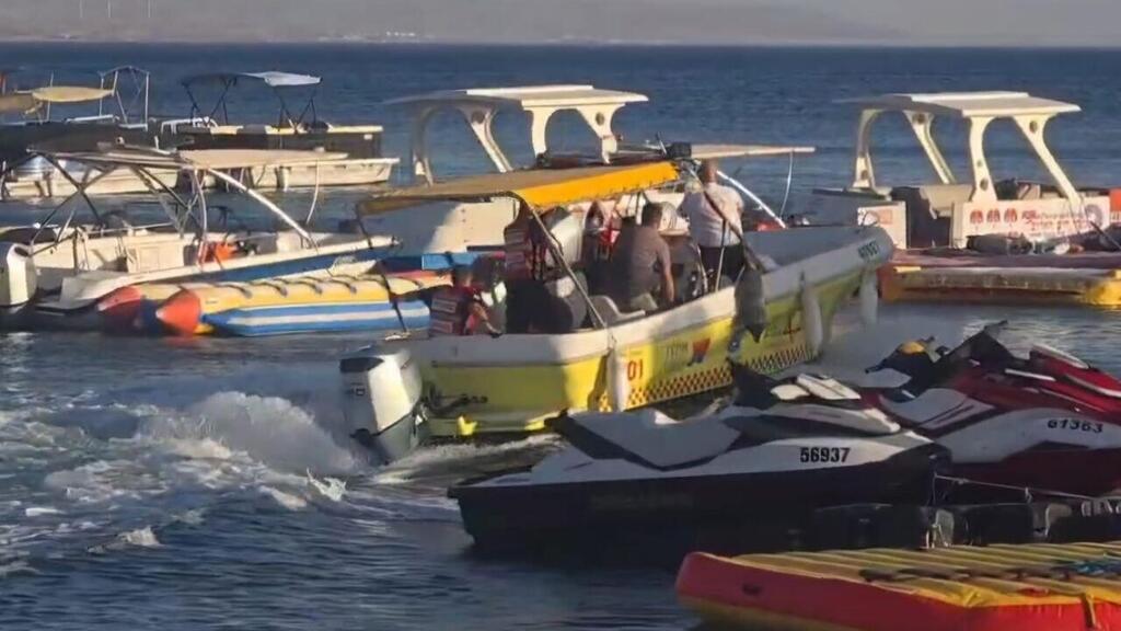 Evactuation of the injured (Photo: Magen David Adom) פינוי פצועים מזירת התהפכות הסירה באילת