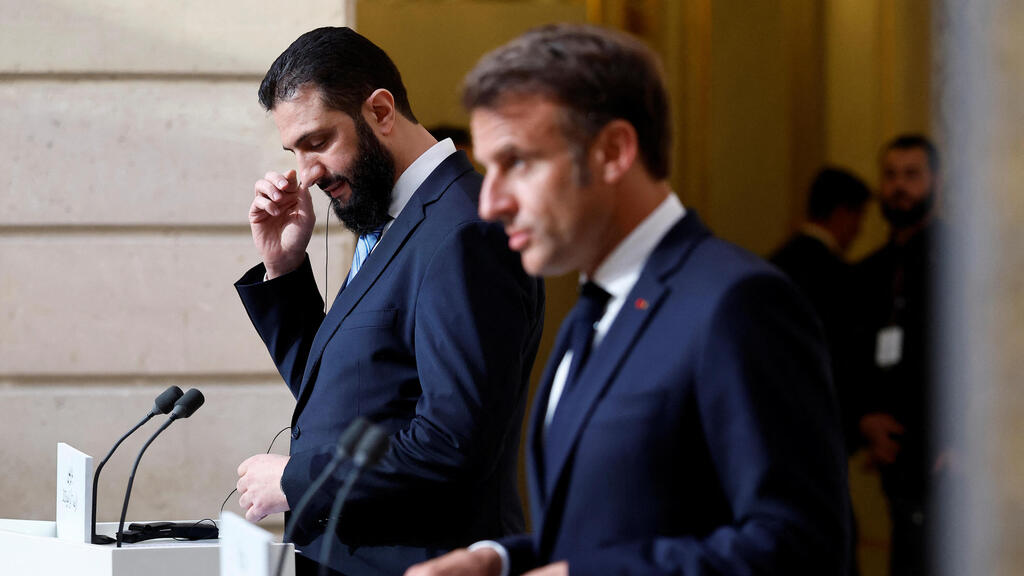 Президент Франции Макрон на встрече с президентом Сирии Аль-Джулани (Фото: REUTERS/Stephanie Lecocq) פריז נשיא צרפת עמנואל מקרון עם נשיא סוריה אבו מוחמד אל-ג'ולאני