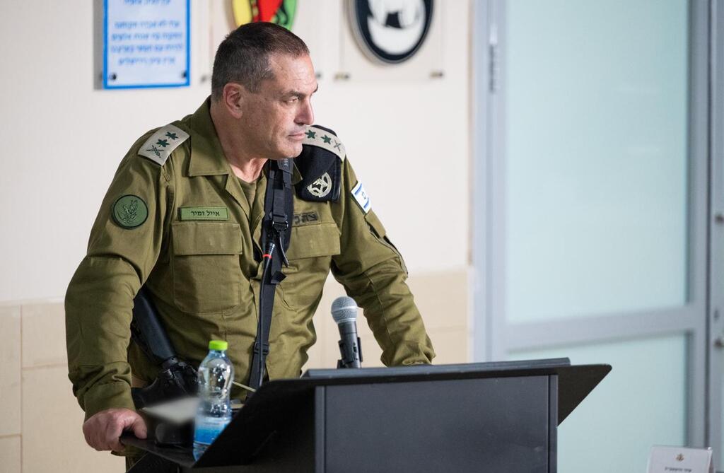 IDF Chief of Staff, Maj. Gen. Eyal Zamir, talks with commanders of the IDF divisions and brigades as part of his visit to the Gaza Division (Photo: IDF Spokesperson's Unit) הרמטכ״ל רב-אלוף אייל זמיר, בשיחה עם כלל מפקדי האוגדות והחטיבות בצה״ל כחלק מביקורו באוגדת עזה לקראת מבצע ״מרכבות גדעון״