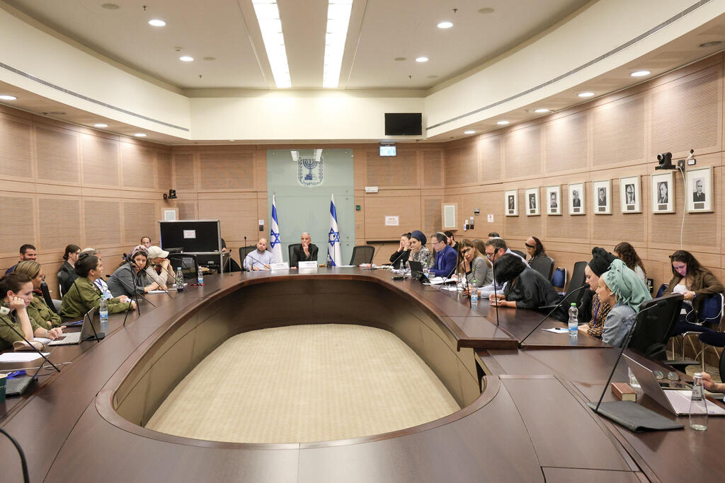 Subcommittee on the integration of women in combat roles (Photo: Knesset Spokesperson) דיון בעניין שילוב נשים בתפקידי לחימה בצה"ל בוועדת המשנה למשאבי אנוש בצה"ל