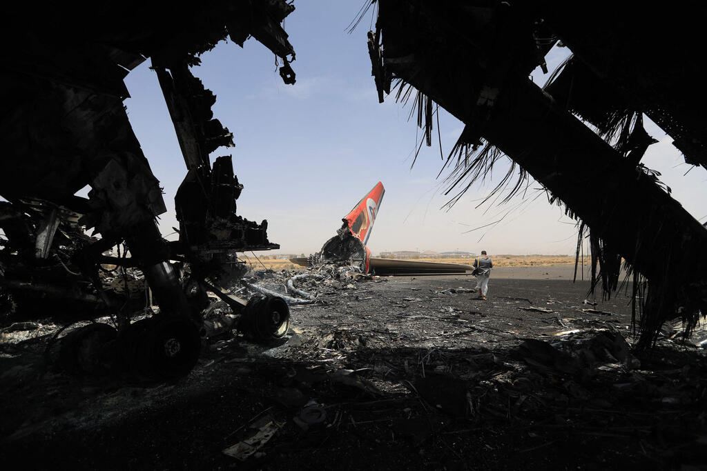 Airplane destroyed in Israeli strike on Sanaa International Airport, Yemen (Photo: Mohammed HUWAIS / AFP) ההרס בנמל התעופה בצנעא