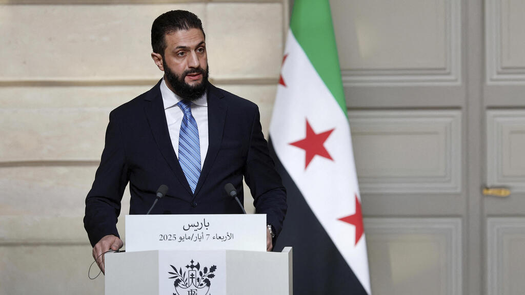 פריז נשיא צרפת עמנואל מקרון עם נשיא סוריה אבו מוחמד אל-ג'ולאני 