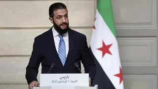 פריז נשיא צרפת עמנואל מקרון עם נשיא סוריה אבו מוחמד אל-ג'ולאני 