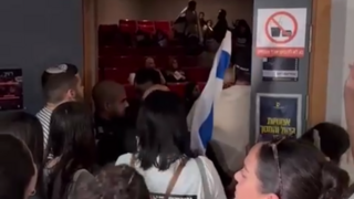 מפגינים מתפרצים להקרנת "אין ארץ אחרת" במכללת ספיר