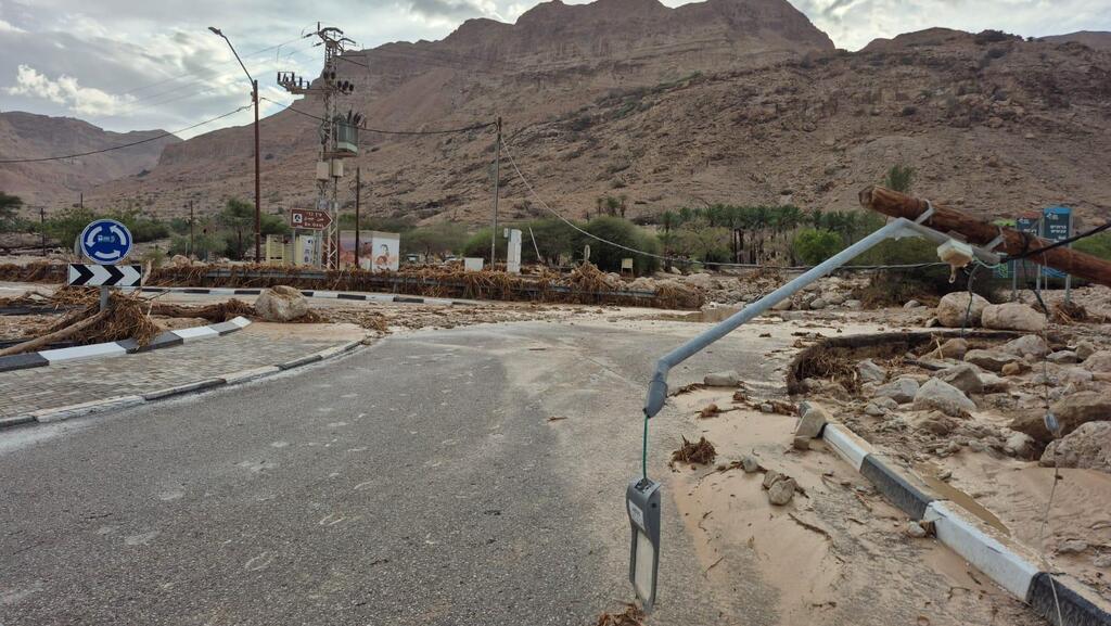 Erosion at the entrance to the Ein Gedi Nature Reserve (Photo: Israel Nature and Parks Authority) סחף בכניסה לשמורת הטבע עין גדי