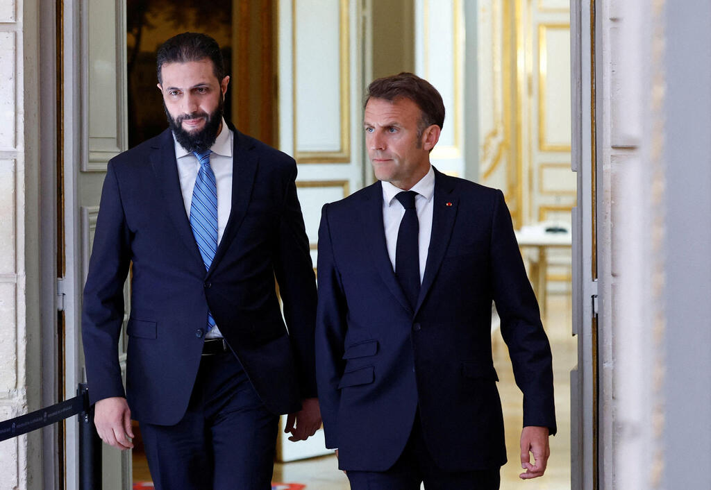 Photo: Stephanie Lecocq / POOL / AFP פריז נשיא צרפת עמנואל מקרון עם נשיא סוריה אבו מוחמד אל-ג'ולאני